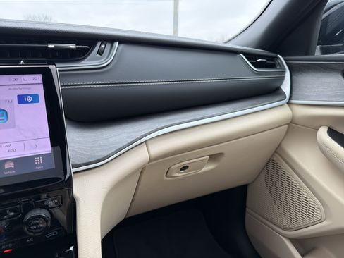 Certified 2025 Jeep Grand Cherokee L Limited w/ Luxury Tech Group II image 23