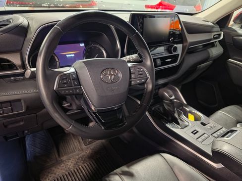 Used 2021 Toyota Highlander XLE AWD/4WD image 4