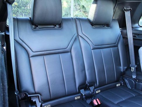 Used 2017 Land Rover Discovery SE AWD/4WD image 21