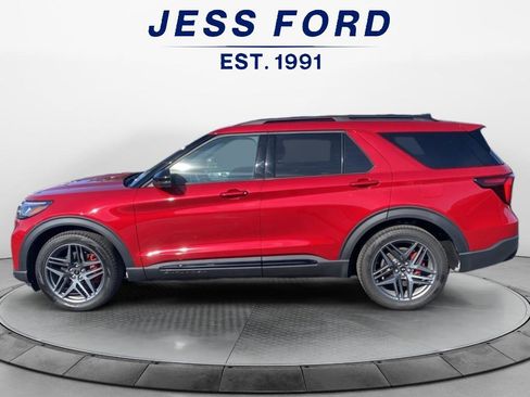 Used 2025 Ford Explorer ST image 3