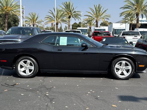 Used 2010 Dodge Challenger R/T RWD image 2