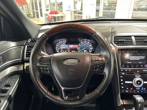 Used 2018 Ford Explorer Platinum image 14