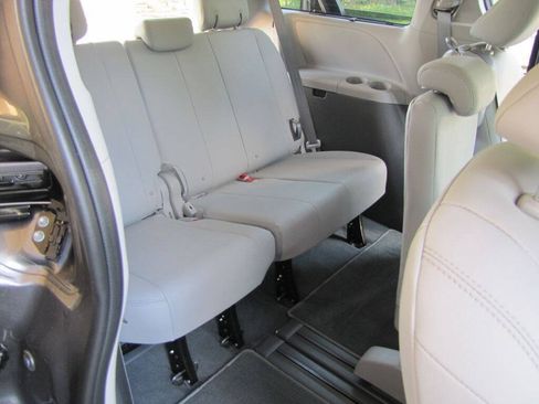 Used 2020 Toyota Sienna XLE w/ XLE Navigation Package FWD image 21