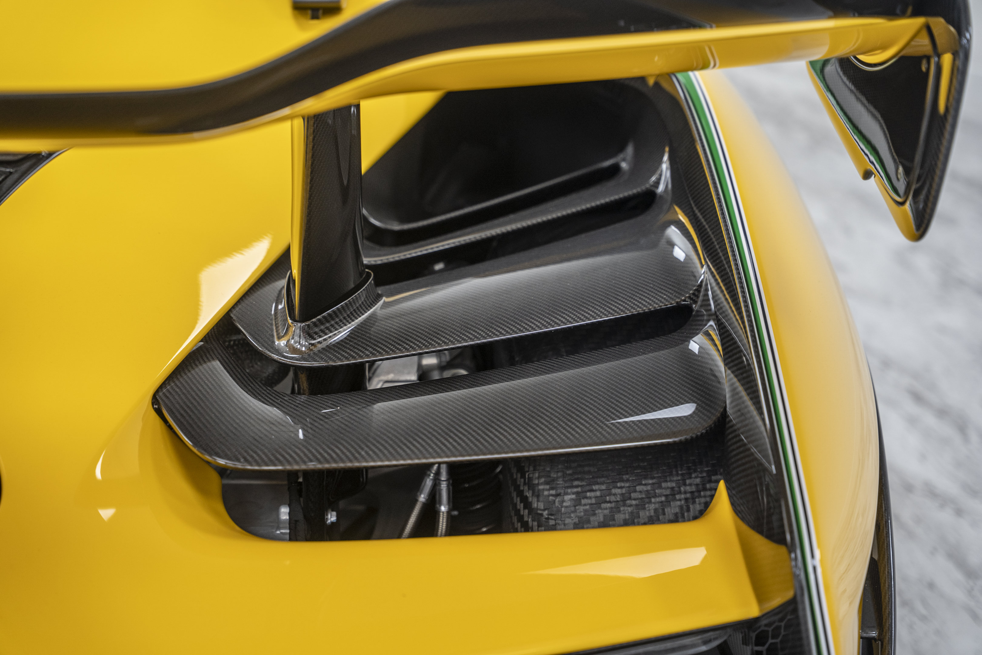 Used 2019 McLaren Senna RWD image 21