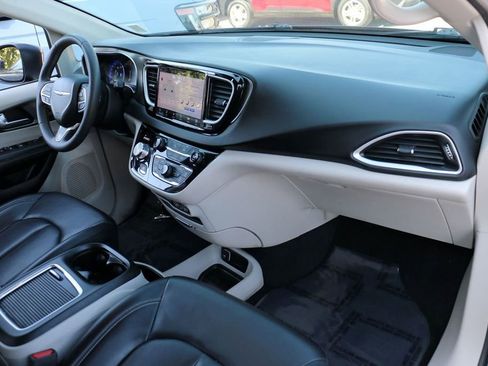 Used 2023 Chrysler Pacifica Touring-L FWD image 29