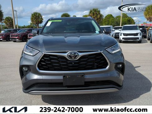 Used 2023 Toyota Highlander LE image 3