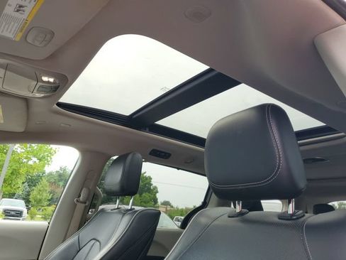 Used 2021 Chrysler Pacifica Limited w/ Uconnect Theater Family Group FWD image 16
