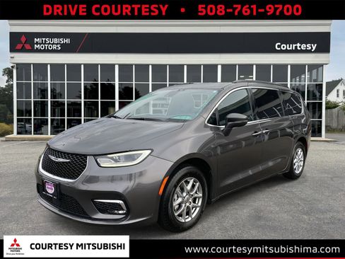 Used 2022 Chrysler Pacifica Touring image 1