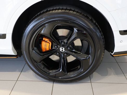 Used 2025 Bentley Bentayga image 36