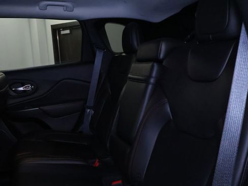 Used 2019 Jeep Cherokee Trailhawk w/ Cold Weather Group AWD/4WD image 13
