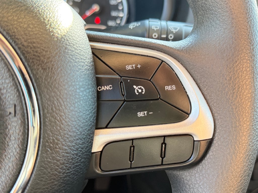 Used 2023 Jeep Renegade Latitude AWD/4WD image 16