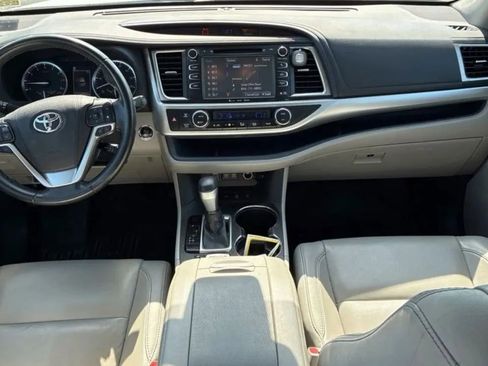 Used 2018 Toyota Highlander XLE w/ Carpet Mat Package (TMS) image 11
