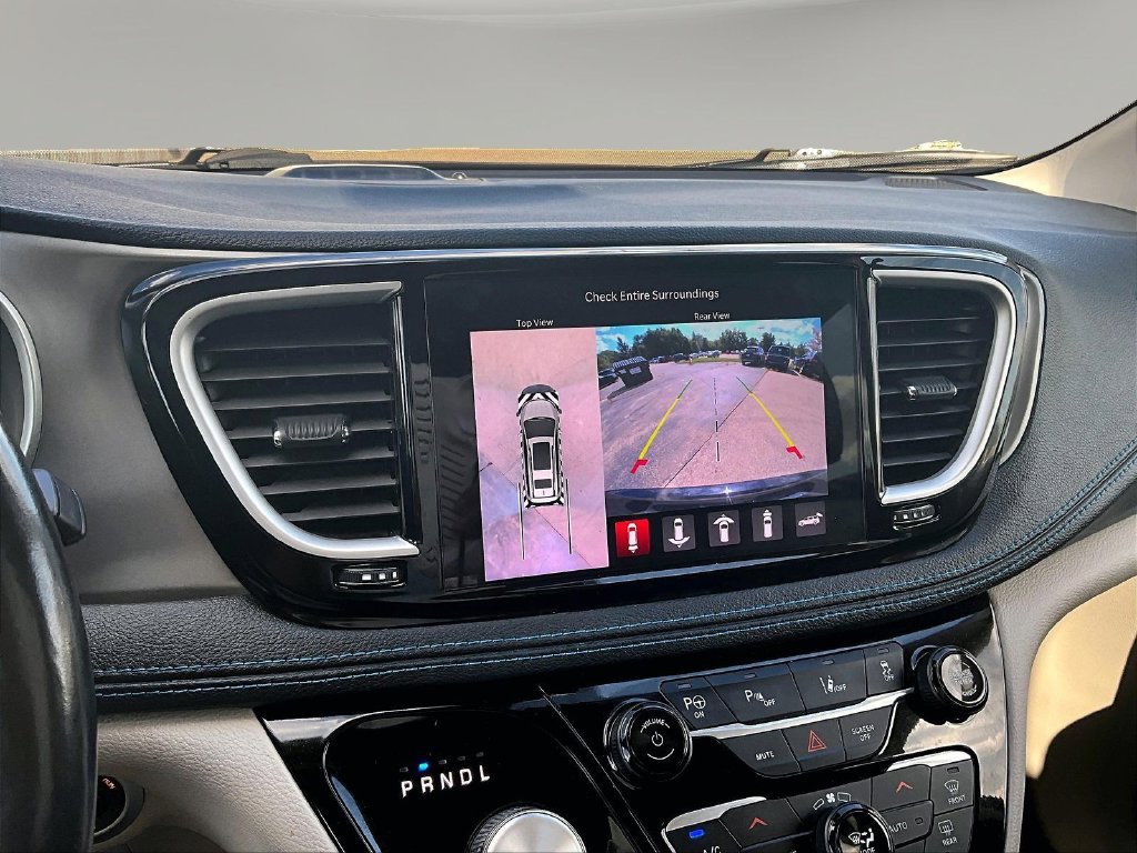 Used 2021 Chrysler Pacifica Touring-L w/ Uconnect Theater Family Group FWD image 17