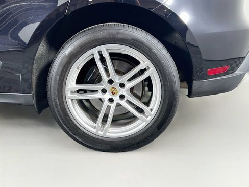 Certified 2023 Porsche Macan AWD/4WD image 33