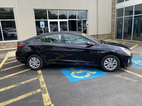 Used 2019 Hyundai Elantra SE FWD image 14