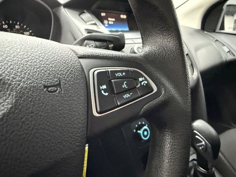 Used 2018 Ford Focus SE w/ SE Appearance Package image 15