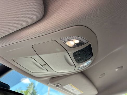Used 2023 Chrysler Pacifica Touring-L FWD image 27