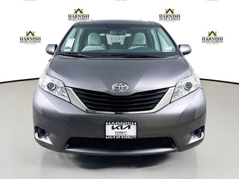 Used 2011 Toyota Sienna LE w/ Towing Pkg FWD image 2