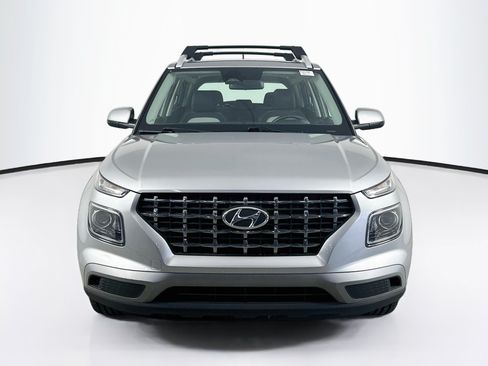 Used 2023 Hyundai Venue SEL FWD image 2