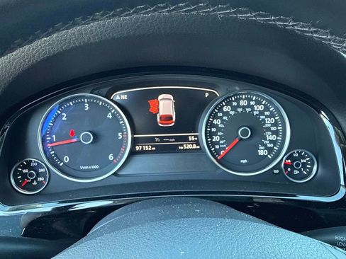 Used 2016 Volkswagen Touareg Sport image 30