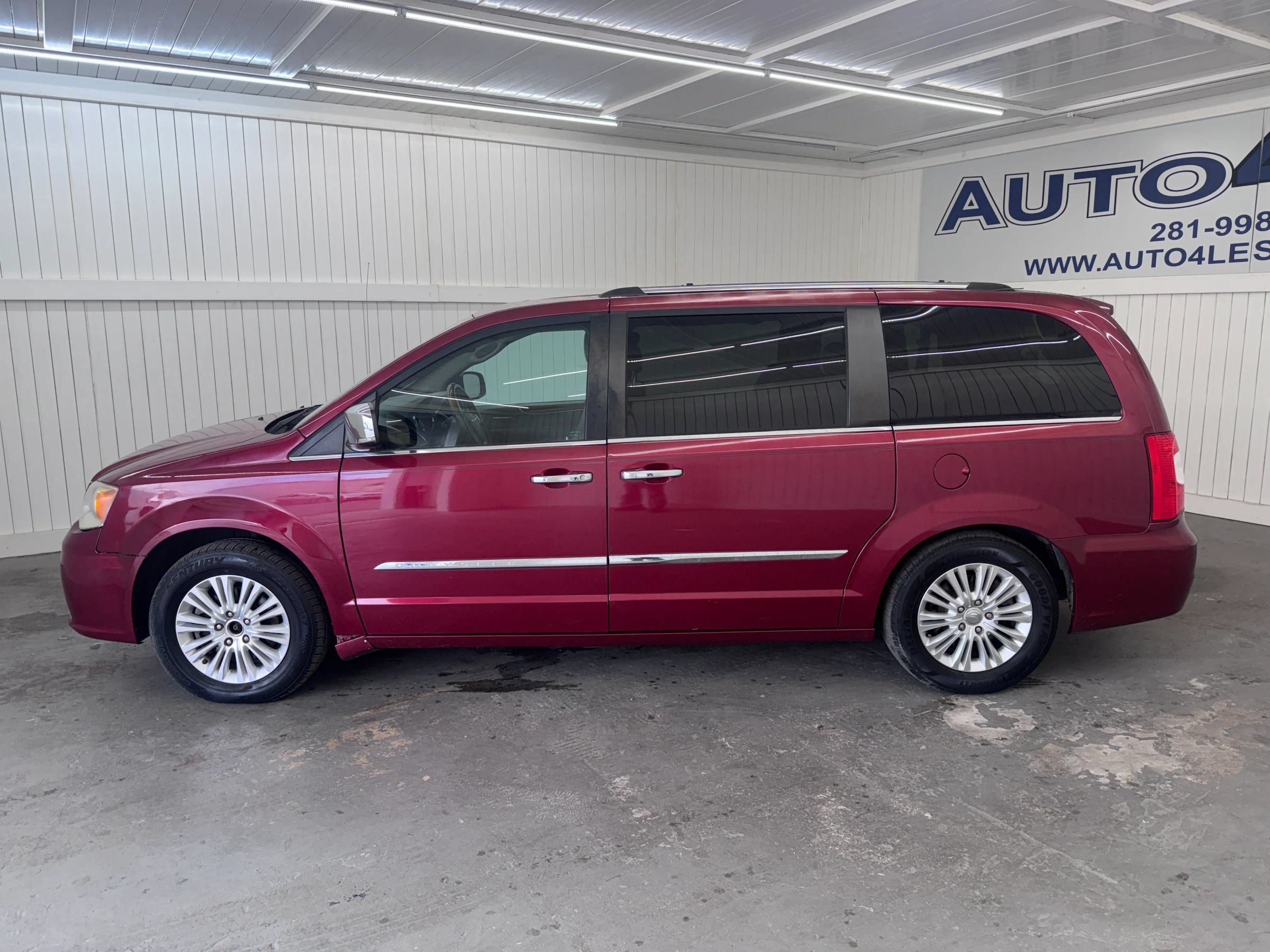 Used 2012 Chrysler Town & Country Limited FWD image 8