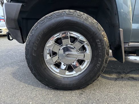 Used 2007 HUMMER H3 image 2