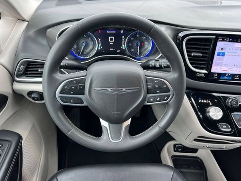 Used 2024 Chrysler Pacifica Touring-L FWD image 21