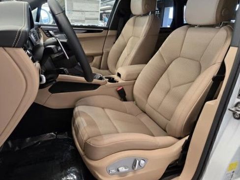 Certified 2025 Porsche Macan AWD/4WD image 13