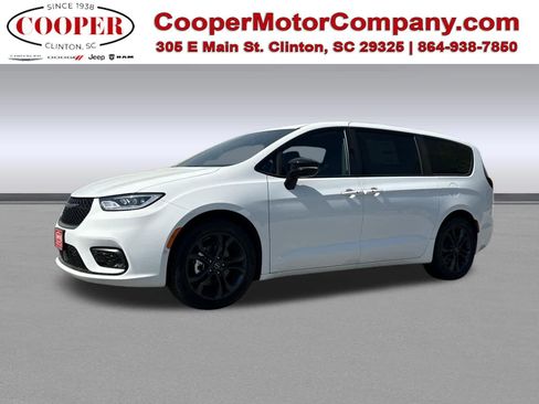 New 2026 Chrysler Pacifica Select image 1