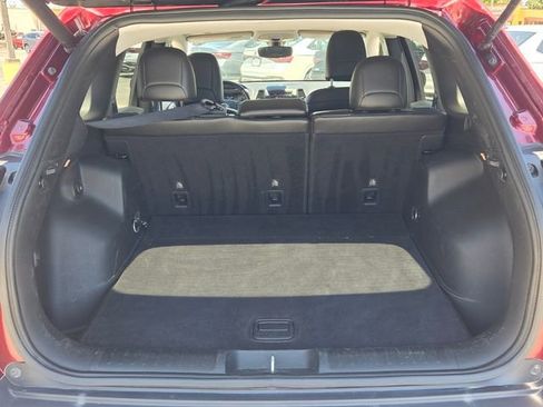 Used 2019 Jeep Cherokee Latitude Plus w/ Comfort/Convenience Group FWD image 12