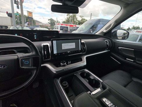 Used 2025 Ford Expedition Platinum AWD/4WD image 4
