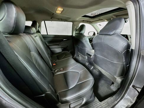 Used 2021 Toyota Highlander XLE AWD/4WD image 29