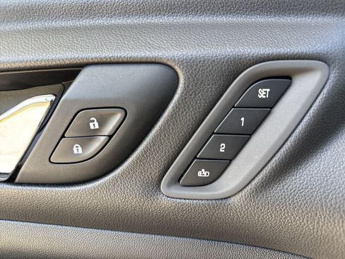 Used 2022 GMC Acadia SLT w/ Elevation Edition FWD image 16