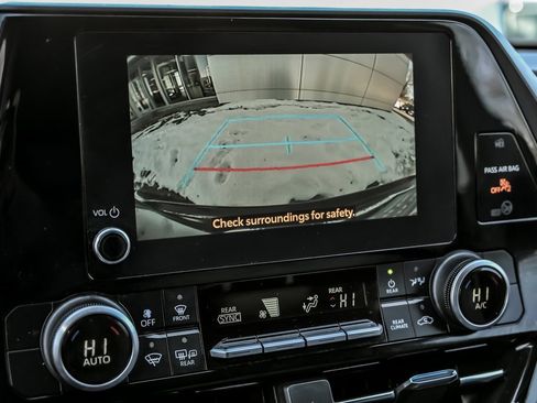 Used 2023 Toyota Highlander LE image 22