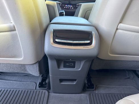 Used 2022 Cadillac XT6 Premium Luxury image 11