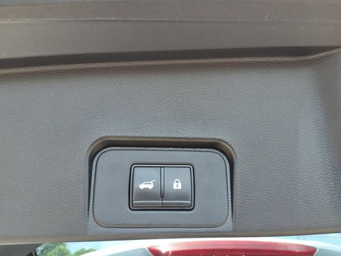 Used 2024 Nissan Rogue SV FWD image 8