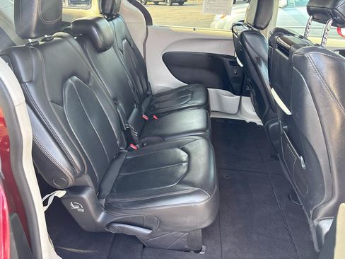 Used 2018 Chrysler Pacifica Touring-L Plus FWD image 32