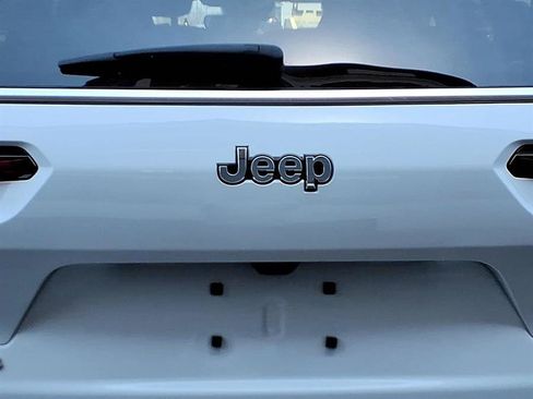 Used 2023 Jeep Grand Cherokee L Limited AWD/4WD image 12