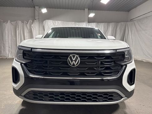 Used 2025 Volkswagen Atlas Cross Sport SE FWD image 2
