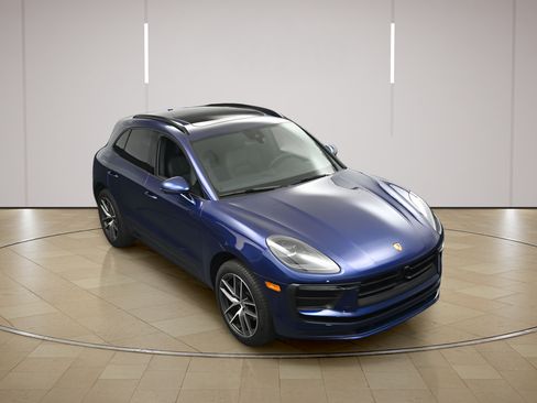 Certified 2025 Porsche Macan AWD/4WD image 40