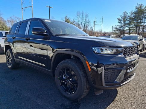 New 2026 Jeep Grand Cherokee Laredo image 2