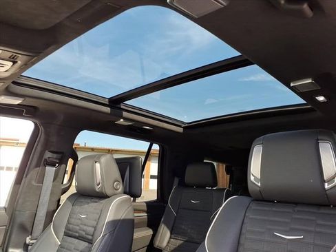 Used 2025 Cadillac Escalade Sport Platinum w/ LPO, ONYX Package AWD/4WD image 17