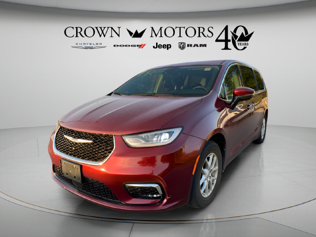 Used 2023 Chrysler Pacifica Touring-L FWD image 3