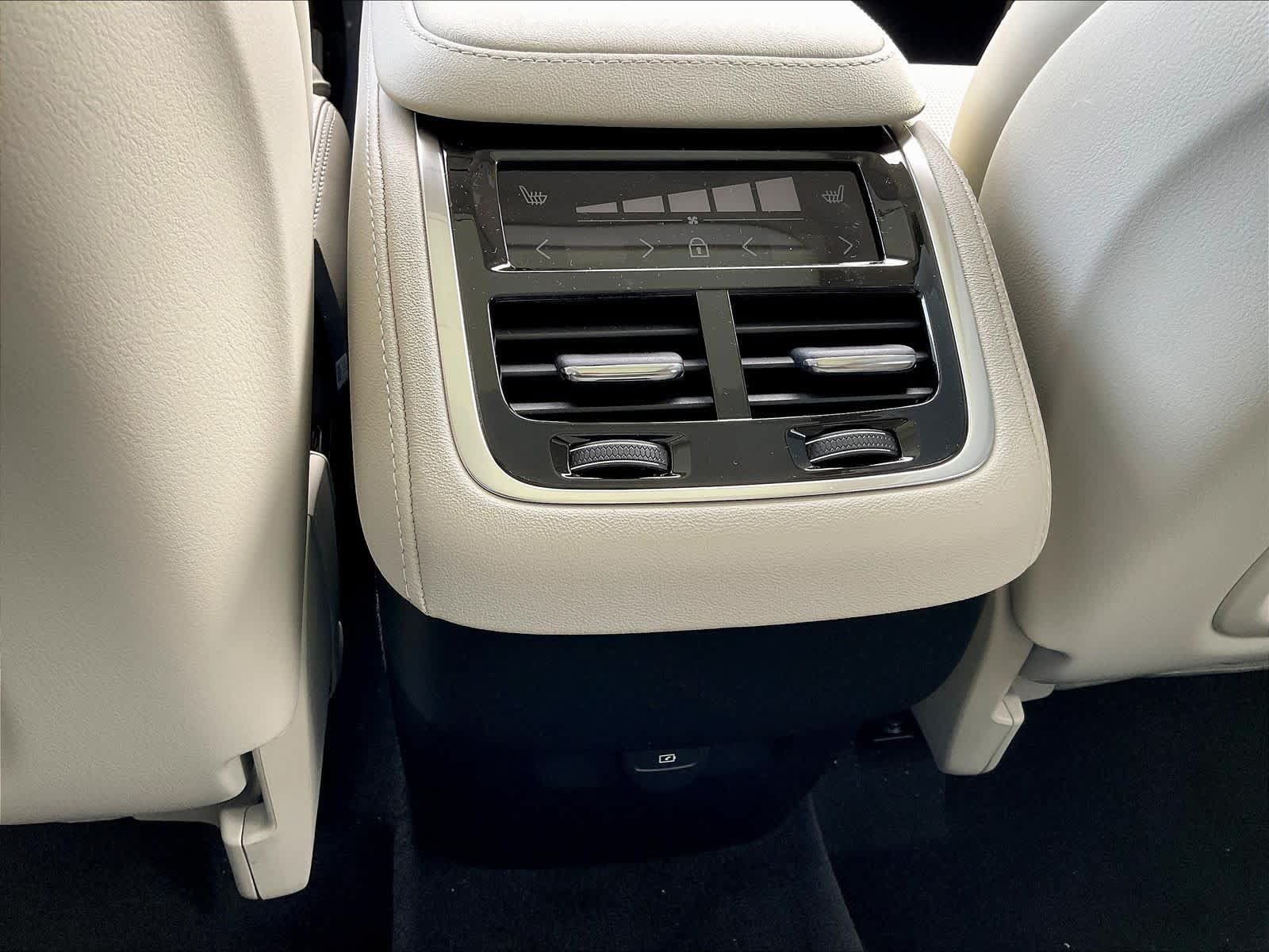 New 2026 Volvo XC90 B6 Ultra w/ Protection Package AWD/4WD image 16