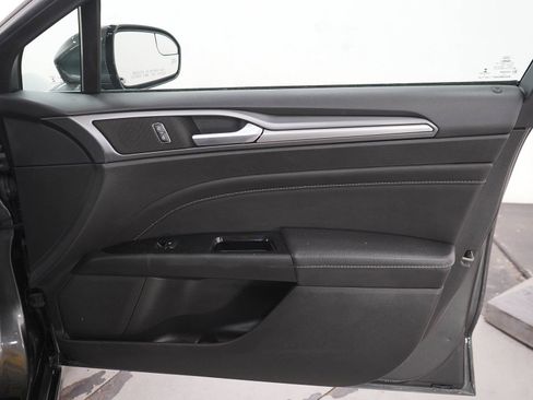 Used 2016 Ford Fusion Titanium FWD image 9