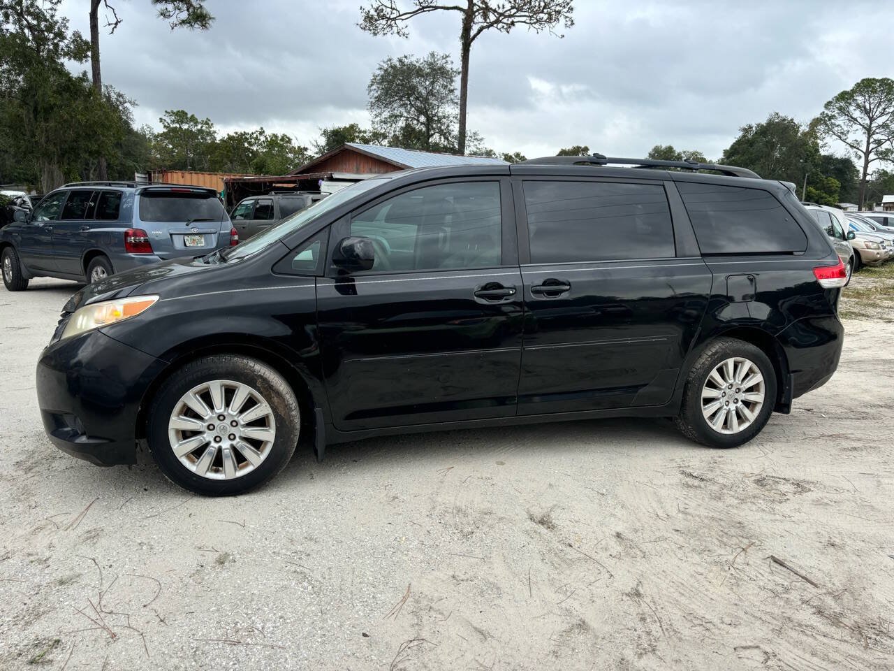 Used 2012 Toyota Sienna LE w/ Towing Pkg AWD/4WD image 9