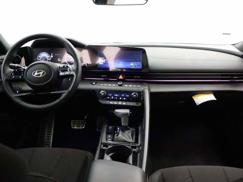 Used 2025 Hyundai Elantra SEL FWD image 13