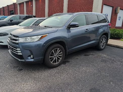 Used 2019 Toyota Highlander XLE AWD/4WD image 3