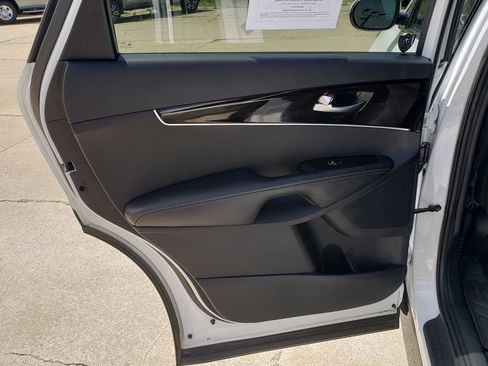 Used 2019 Kia Sorento AWD image 14