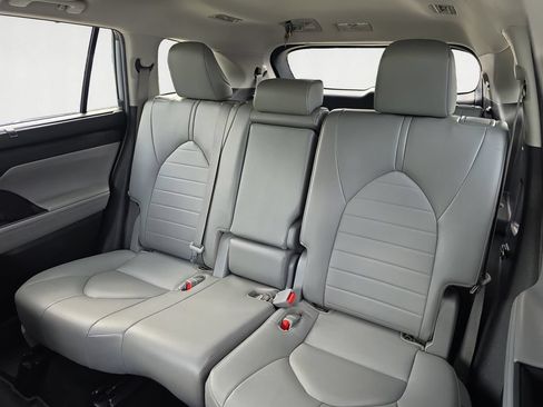 Used 2022 Toyota Highlander XLE AWD/4WD image 14